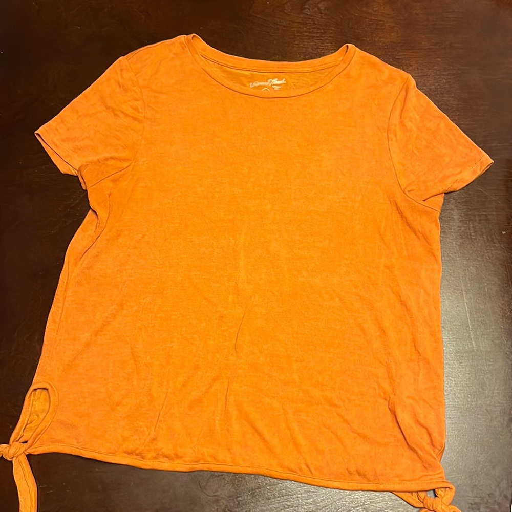 Short sleeve tee with tie detail